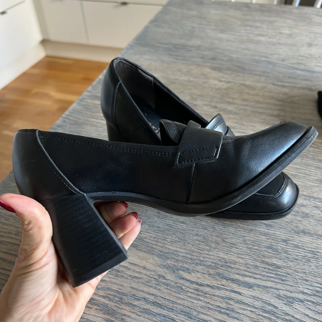 Svarta loafers med klack från Tamaris - 1