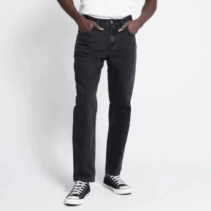 Svarta jeansbyxor från 157 - Säljer ett par svarta jeansbyxor från 157 med klassisk femficksdesign och dragkedja. Byxorna har normal passform och raka ben, perfekta för en stilren vardagslook. Midjemått W34 och längd 34. Inga hål eller slitage alls bara att stryka och använda