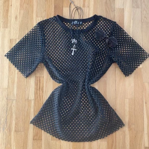 Mesh tee - Svart nät-tischa från Carlings i strl M, passar XS-L beroende på önskad passform. Använd fåtal gånger och i välbehållt skick. Ett must-have basplagg för folk med alt-smak. Läs gärna bion innan köp.