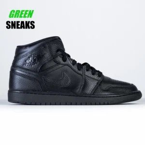 Air Jordan 1 Mid - Svart - Ett par stilrena svarta Air Jordan 1 Mid. Dessa perfekta Jordans är restaurerade för att upplevas som nya!  Nypris: 1500:-  OBS: Bilderna är tagna av oss (Green Sneaks). Det är exakt detta par du får i detta skick.