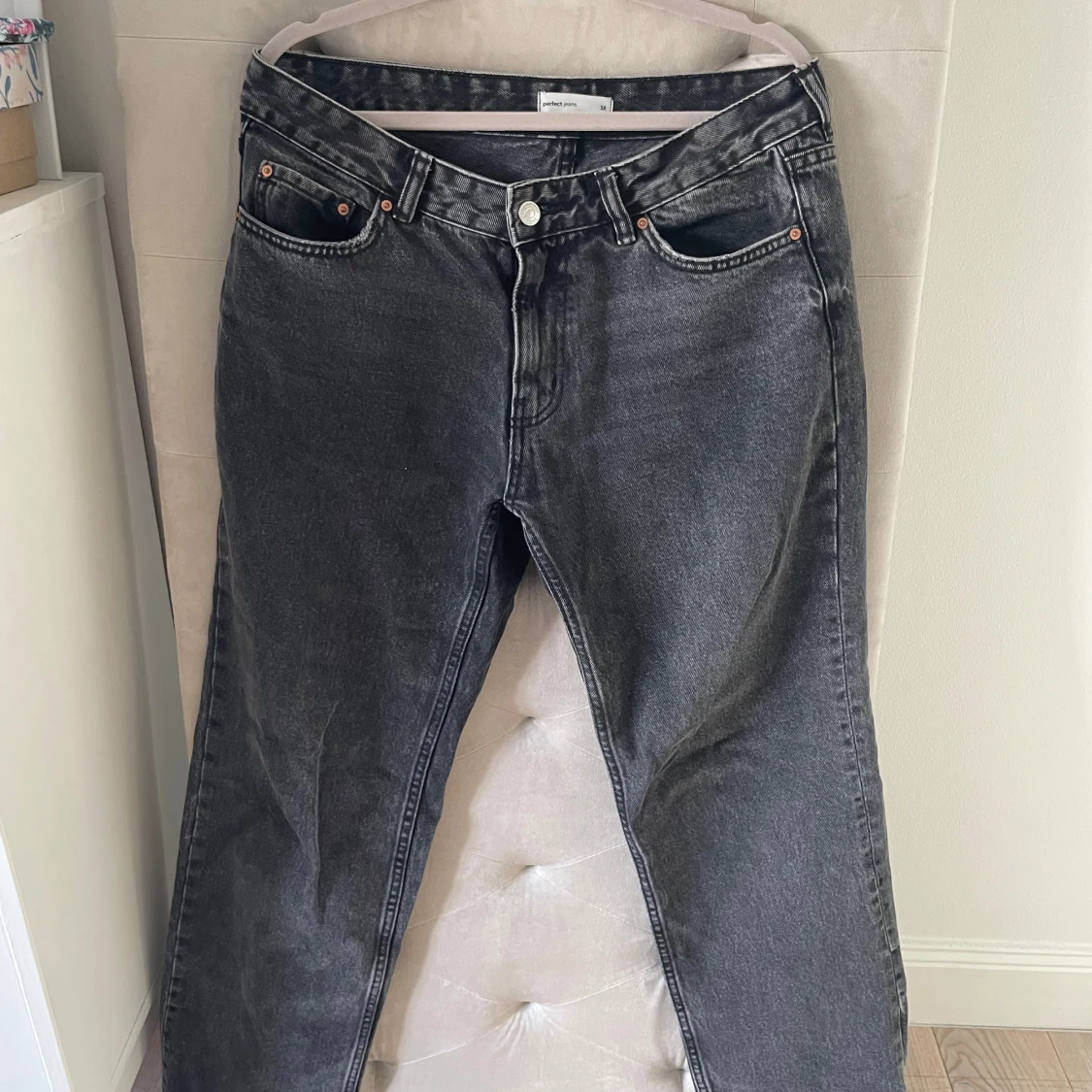 Svarta raka jeans från Gina