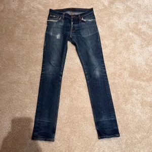 Nudie Jeans  - Snygga blå jeans från Nudie Jeans med skinny passform och slitna detaljer. Jeansen är i storlek 30 34 men är krympta lite så skulle säga runt 32. Och är i modellen Grim Tim.  Hör av er om intresse!