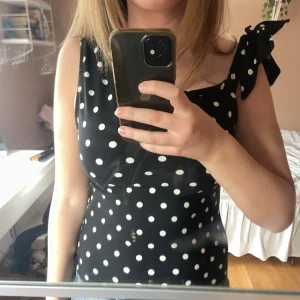 Svart prickig topp🥰 - en assymetrisk knyttopp utan ärmar. jättefin och figurnära, strl m men passar säkert också s/l🥰 bara använd en gång. hör gärna av dig med frågor eller prisförslag! 