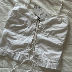 Vit korsettopp med snörning  - Supersöt vit korsettopp från Zara med prislapp! Original pris 329kr!!