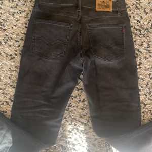 Replay jeans 12A - Säljer nu ett par snygga Replay zikry jeans i storlek 12A 150cm. Iprincip helt i ny skick. Köpta för typ nån mån. Men en liten defekt men påverkar och syns nästan ingenting enligt mig:)