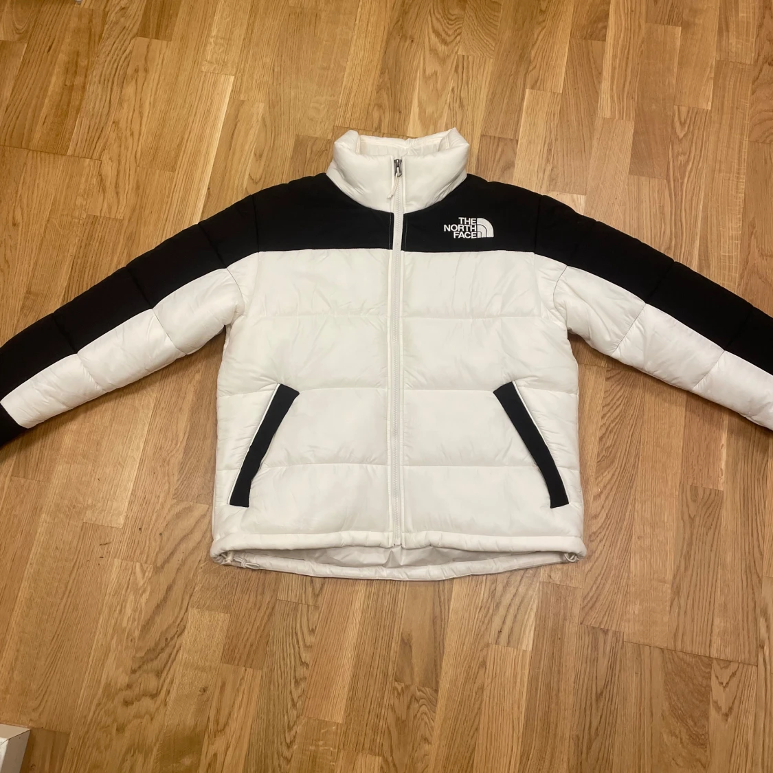 Vit och svart pufferjacka North Face