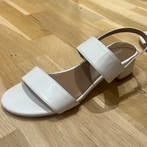 Vita skor  - Hej, säljer dessa fina vita skor ifrån anna field. Använda ett fåtal gånger så dom är i bra skick!