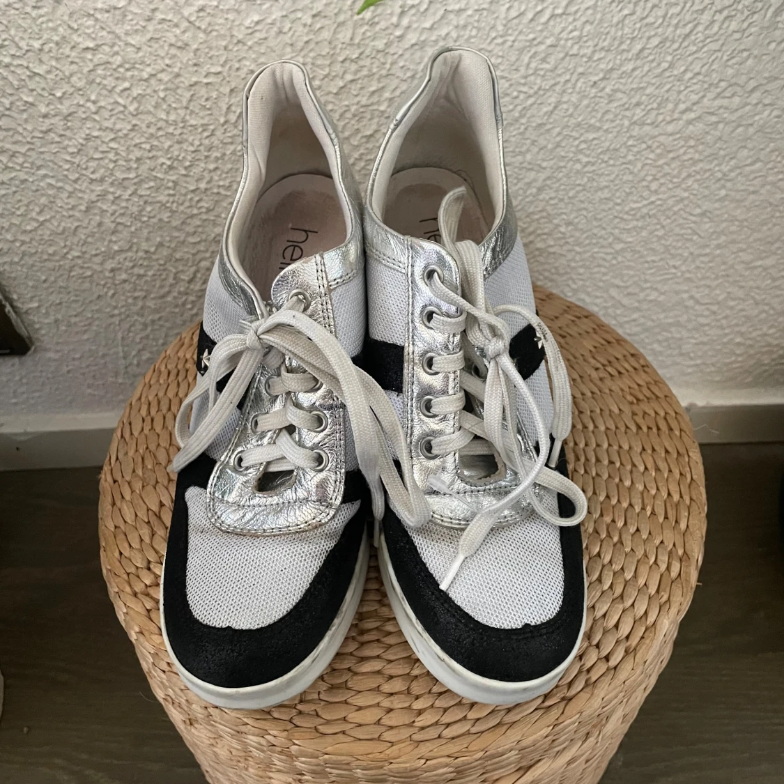 Coolaste sneakers med klack och stjärnor - 1