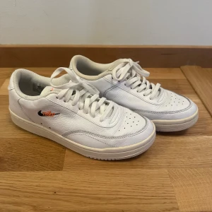 Vita Nike sneakers i skinn - Vita sneakers, knappt använda och är i väldigt bra kvalitet! 