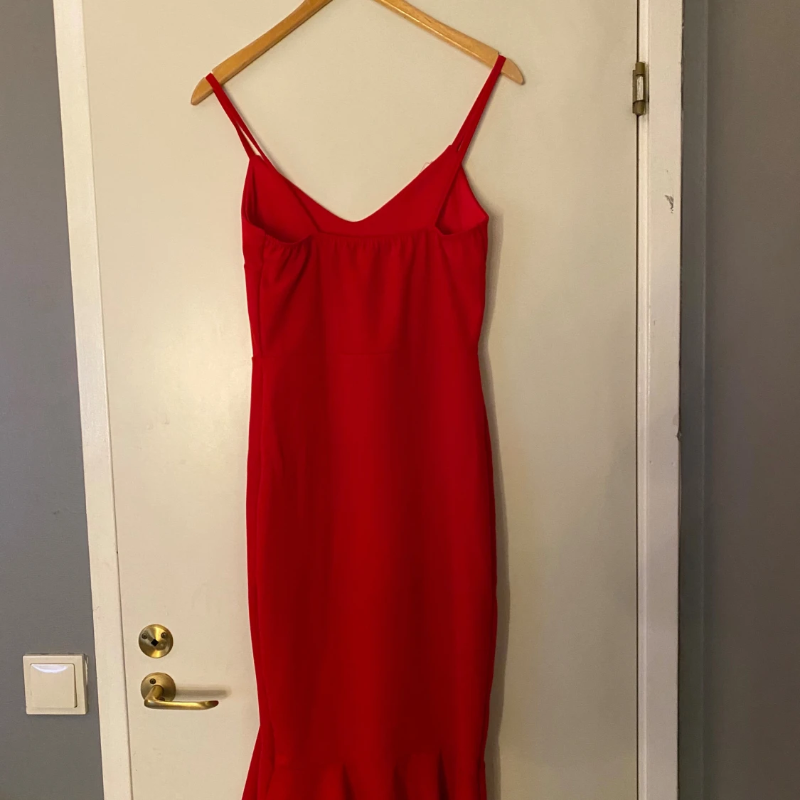 Röd långklänning med volang - 1