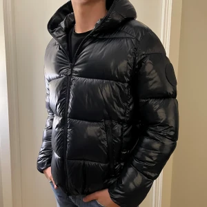 Save The Duck Jacka - Halloj! Här kommer en riktigt snygg och varm Save The Duck Jacka i färgen svart/mörkblå. Jackan är använd en vinter och har inga defekter. Texten inuti har försvunnit lite i färgen men jackan är i jättefint skick. Säljer då jag är sugen på något nytt. Jackan är i storlek L men passar nog M också. Perfekt  till hösten/Vintern 🍁❄️  Nypris 3700 kr. Hör av dig vid funderingar🙌