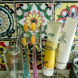 Fristående Tandborsthållare I Rostfritt Stål - Mått B25*H23*D8cm Helt ny i sin original förpackning, det finns plats för 6st tandborste, 2st tandkräm och en mugg, passar perfekt på badrumshyllan. Kan hämtas i Norra Stockholm. 