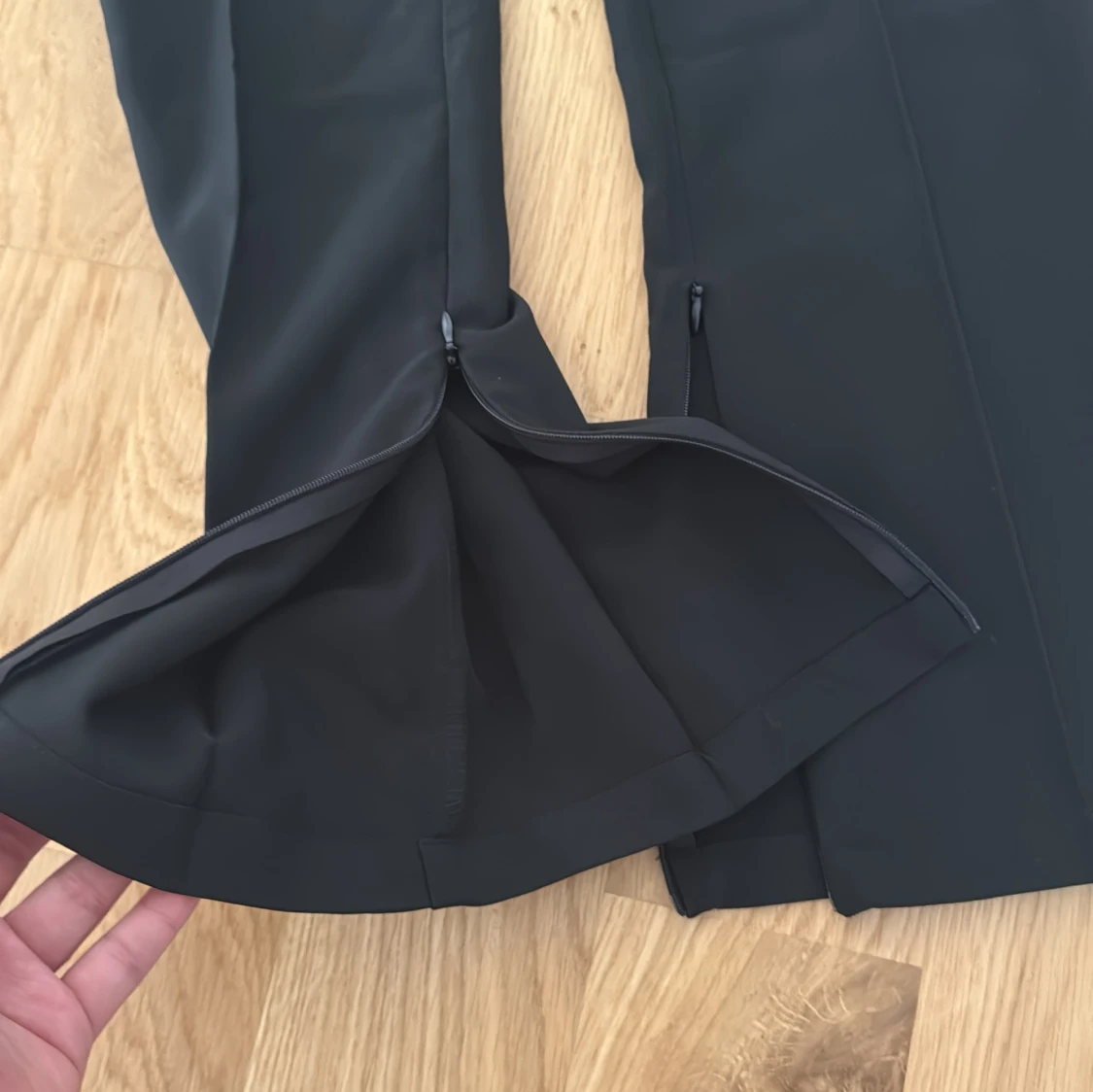 Svarta kostymbyxor med slits från NA-KD, strl 34 - 2