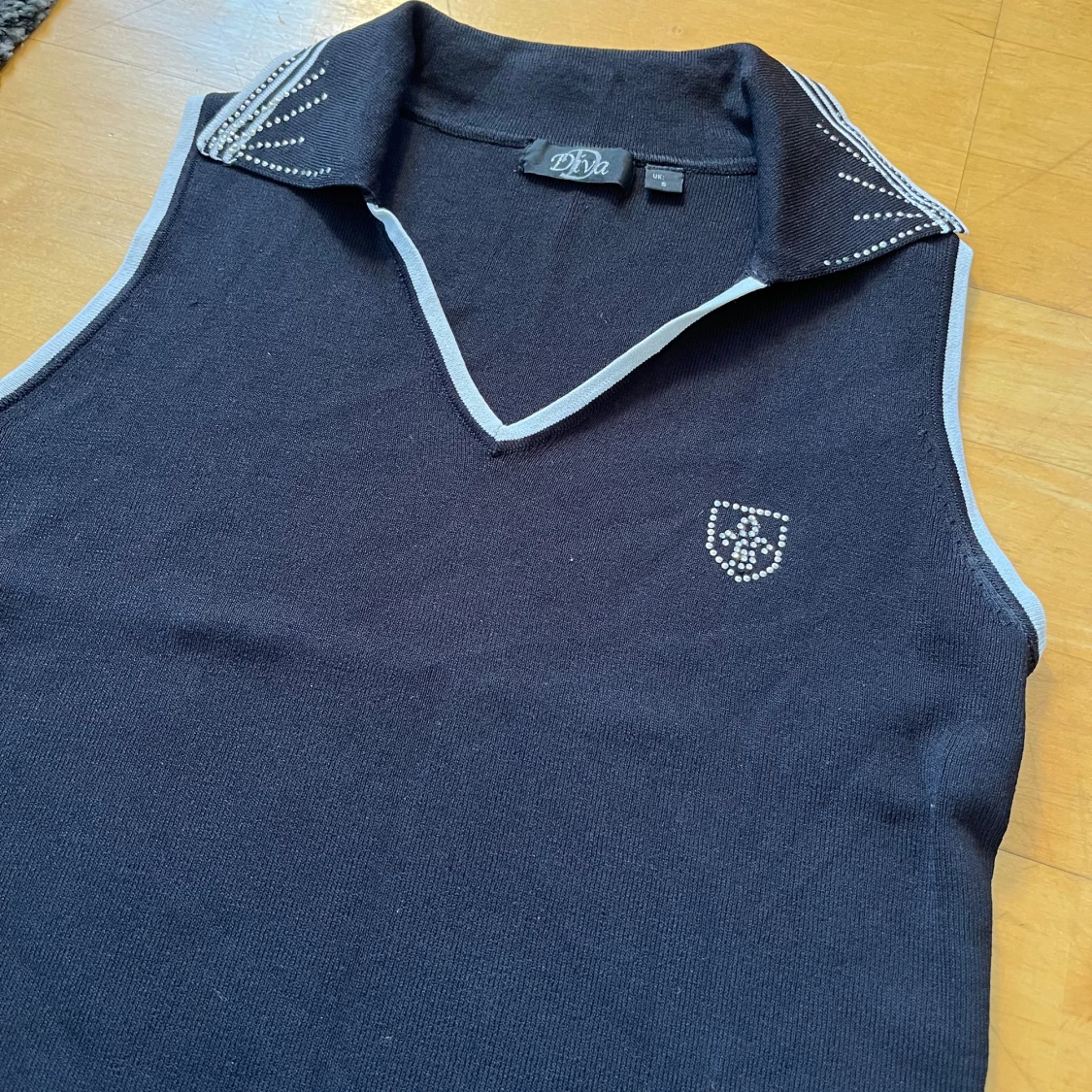 Svart ärmlös topp med krage från Diva - 4