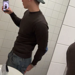 Stenströms tröja marinull - Säljer en brun stickad tröja från stenströms i storlek S. Tröjan har rund hals, långa ärmar och snygga ljusblå armbågslappar som ger en cool look. 