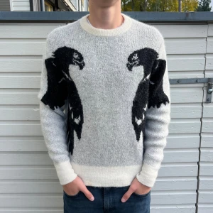 Stickad tröja från J Lindberg  - Tja! Säljer nu en stickad tröja från j Lindberg. Skick 8/10 riktigt bra men har en liten fläck se bild. Nypris ligger runt 2300kr men säljs nu för 699kr. Hör gärna av er vid minsta lilla fundering.