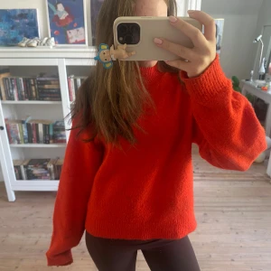 Röd stickad tröja med loose fit - Säljer en riktigt snygg röd stickad tröja med loose fit och långa ärmar. 