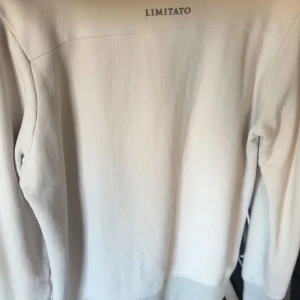LIMITATO sweatshirt med fototryck - Beige sweatshirt från LIMITATO med ett stort svartvitt fototryck på framsidan. Tröjan har rund halsringning och långa ärmar. Mjuk och skön bomullskänsla, perfekt för en chill och stilren look.