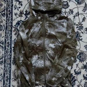 Woolrich windbreaker - Säljer en riktig fet windbreaker, perfekt nu till våren. Den är helt oanvänd och har storleken     M-USA, L-EU men passar som en helt vanlig M storlek. Nästintill oänvänd bara att höra av er!