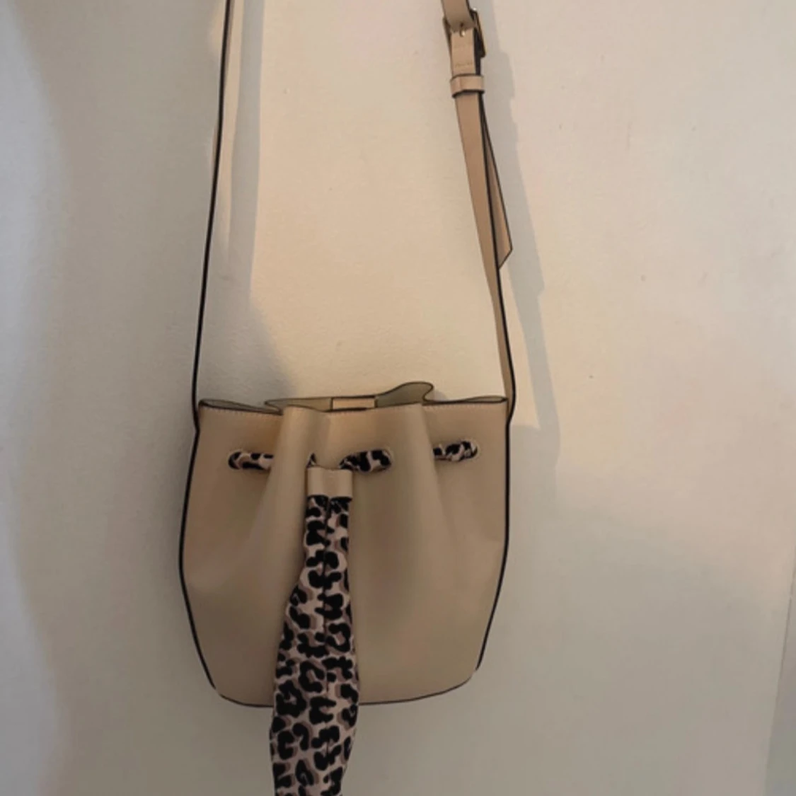 Beige axelväska med leoparddetalj - 1