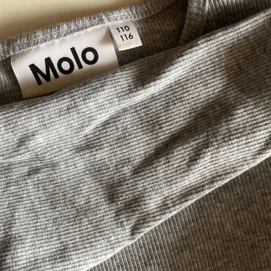 Grå långärmad klänning med fågelmönster från Molo - 1