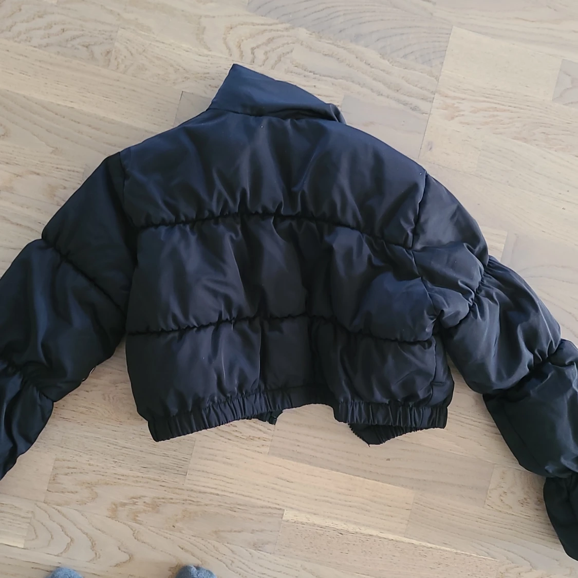 Svart croppad pufferjacka Divided XS - 2