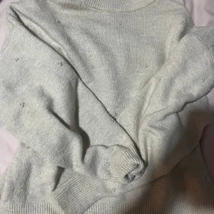 stickad tröja med pärlor  - jätte gullig stickad tröja med små vita pärlor! fråga om bild självklart!!