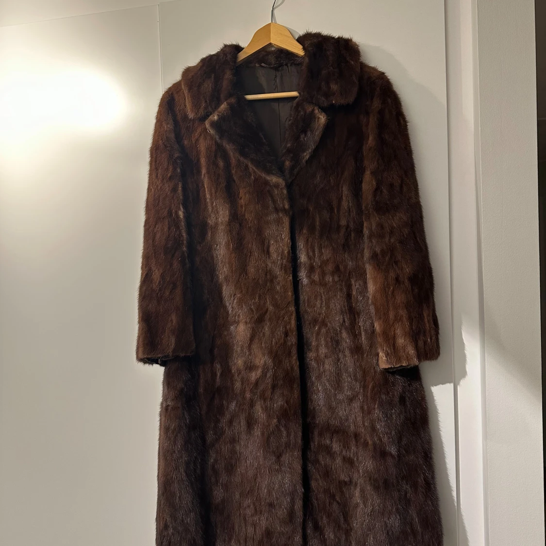 Brun pälsjacka med klassisk krage - 1