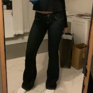 Bootcut jeans  - Säljer dom populära mörkblåa jeansen från Gina tricot🥰🤗🥹de är bootcut och låg midja. Älskar dom men har tyvärr inte kläder som jag tycker matchar med dem. Skriv om frågor uppstår😙☺️🩵