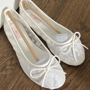 Nya oanvända Ballerinaskor Nelly i storlek 38 - Helt nya och oanvända ballerinaskor från Nelly i storlek 38.   De är stora i storleken och skulle säga att de passar mer för de som har storlek 39/40.