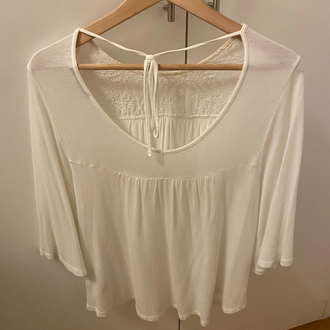 Vit blus med spets och öppen rygg - 3