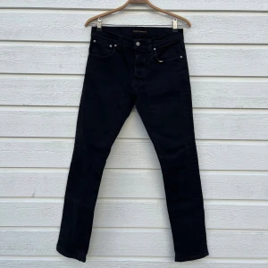 Nudie Jeans Grim Tim 31/32 - Hej! Säljer nu mina Nudie Jeans i den populäraste modellen ”Grim Tim”, med en slim/straight passform. De är i storlek W31 L32. Ordinarie pris: 1600 kr. Hör av dig om du undrar något! 