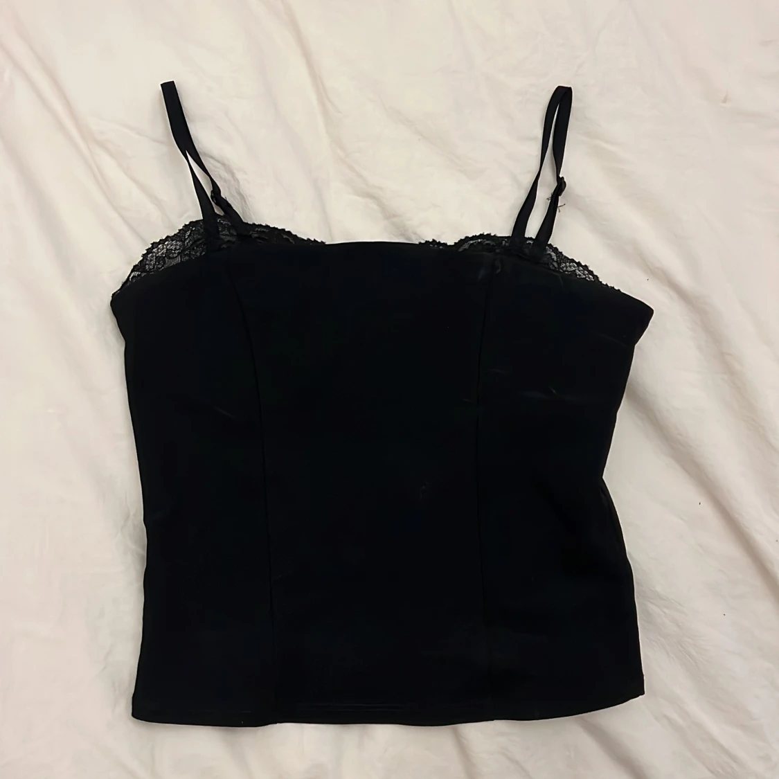 Svart linnetopp med spets från Amisu