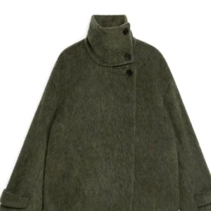 Olivgrön ullkappa med hög krage - SÖKER!! Denna kappan från arket i storlek xs-s. Hör gärna av dig om du skulle kunna tänka dig sälja den till mig. Letar även efter i andra färger. 🩷