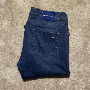 Jacob Cohën jeans limited edition - Säljer dessa otroligt feta Jacob Cohen jeans i 8/10 skick, saknar ”N” i slutet på badgen. Modell är 620 limited edition. Storlek: W34 fits 33 Pris är diskuterbart ✅ Bara att höra av dig vid frågor! 5/5 reviews här på Plick ⭐ Fraktar samma dag 📦