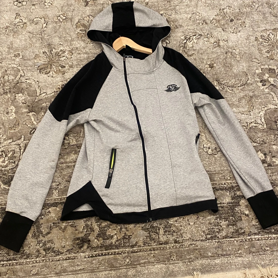 Grå och svart hoodie från HB - 1