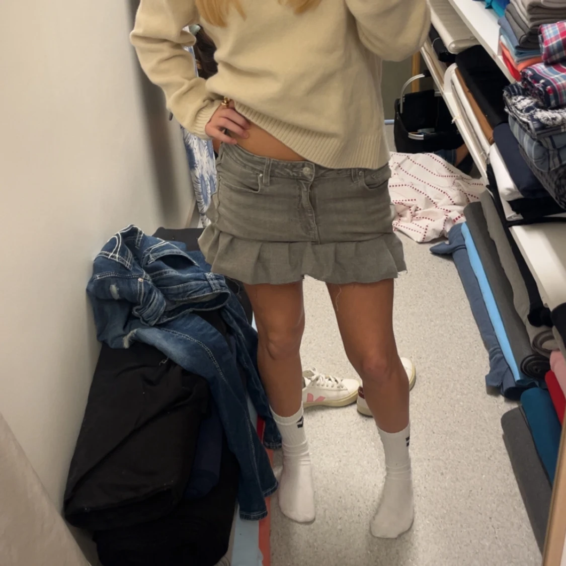 Grå jeanskjol med volang