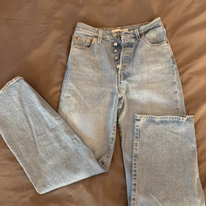 Blåa straight jeans från Levi’s - Jag säljer mina jeans från Levi’s då de inte passar mig. Dom är endast använda någon gång och ser helt nya ut. Nypris på dom är 1 349kr💙