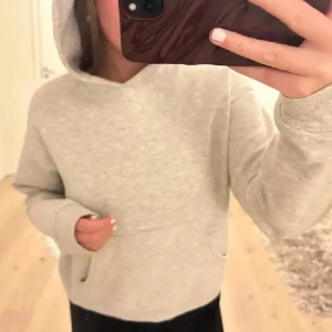 Ljusgrå hoodie från Gina tricot - Säljer en ljusgrå hoodie från Gina tricot, basically basics-kollektionen. Tröjan har huva, långa ärmar och ribbade muddar. Perfekt för chill dagar och enkel att matcha med allt. Mjuk och skön bomullsblandning.