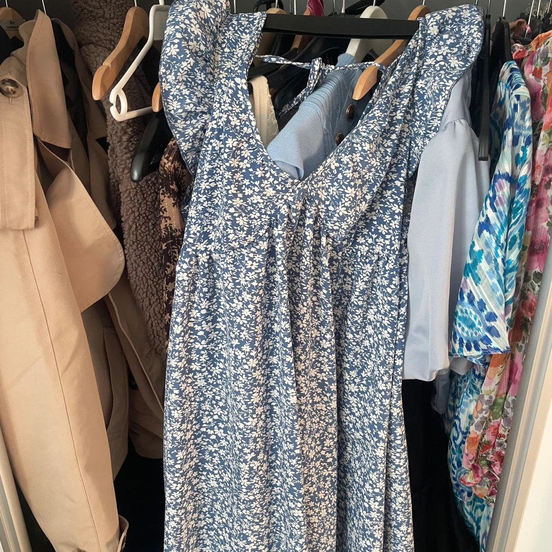 Blå blommig långklänning med volang