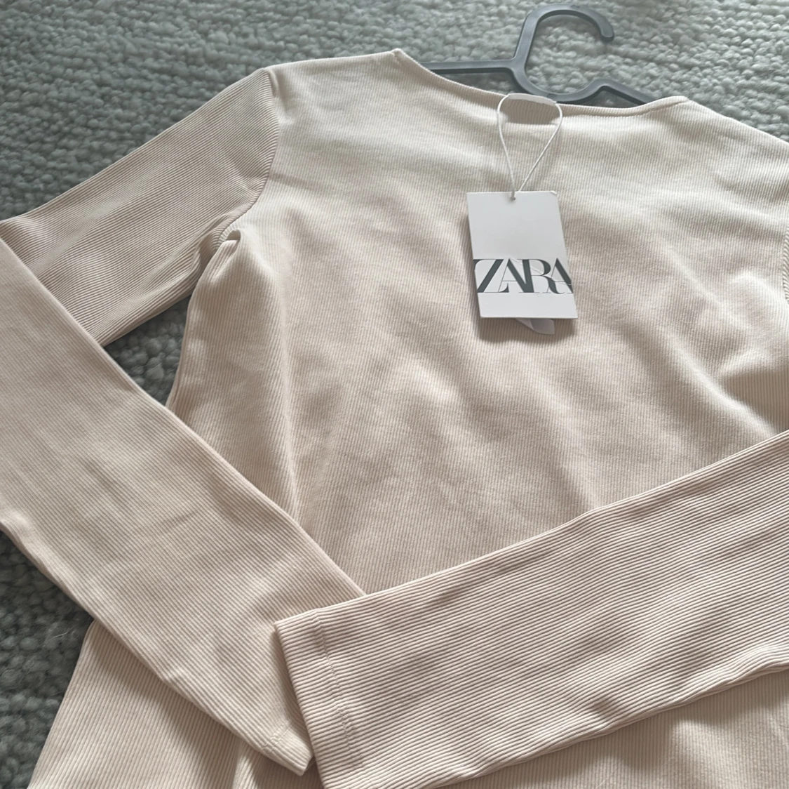 Beige ribbad långärmad topp från Zara - 3