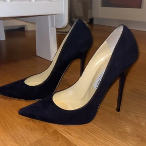 Jimmy Choo klackar  - Säljer ett par eleganta klackar från Jimmy choo i mörk mörk blå mocka. Har endast använt 1 gång i ca 1 timme. Dom är sköna om du är van att gå i klackar. 
