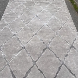 Karat Romb Matta - Stilren matta från KM Designer Rug Collection, modell Karat Romb i grått. Storlek 200x290 cm, tillverkad i 100% polyester. Säljs för 900, först till kvarn.