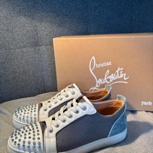 LIMITED EDITION Christian Louboutin - Säljer ett par feta Christian Louboutin i storlek 42. Skorna är sparsamt använda och sitter bra. Allt på bilderna medföljer. Tveka inte att skriva för frågor!