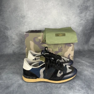Valentino Rockrunner - Skick: 8/10, lätt använda, inga defekter. | Ingår: Skor, Box dustbags och kort. | Nypris: +- 7000 SEK.