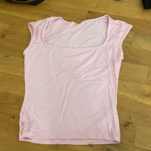 Ljusrosa ärmlös linnetopp - Från Gina Tricot i storlek Xs
