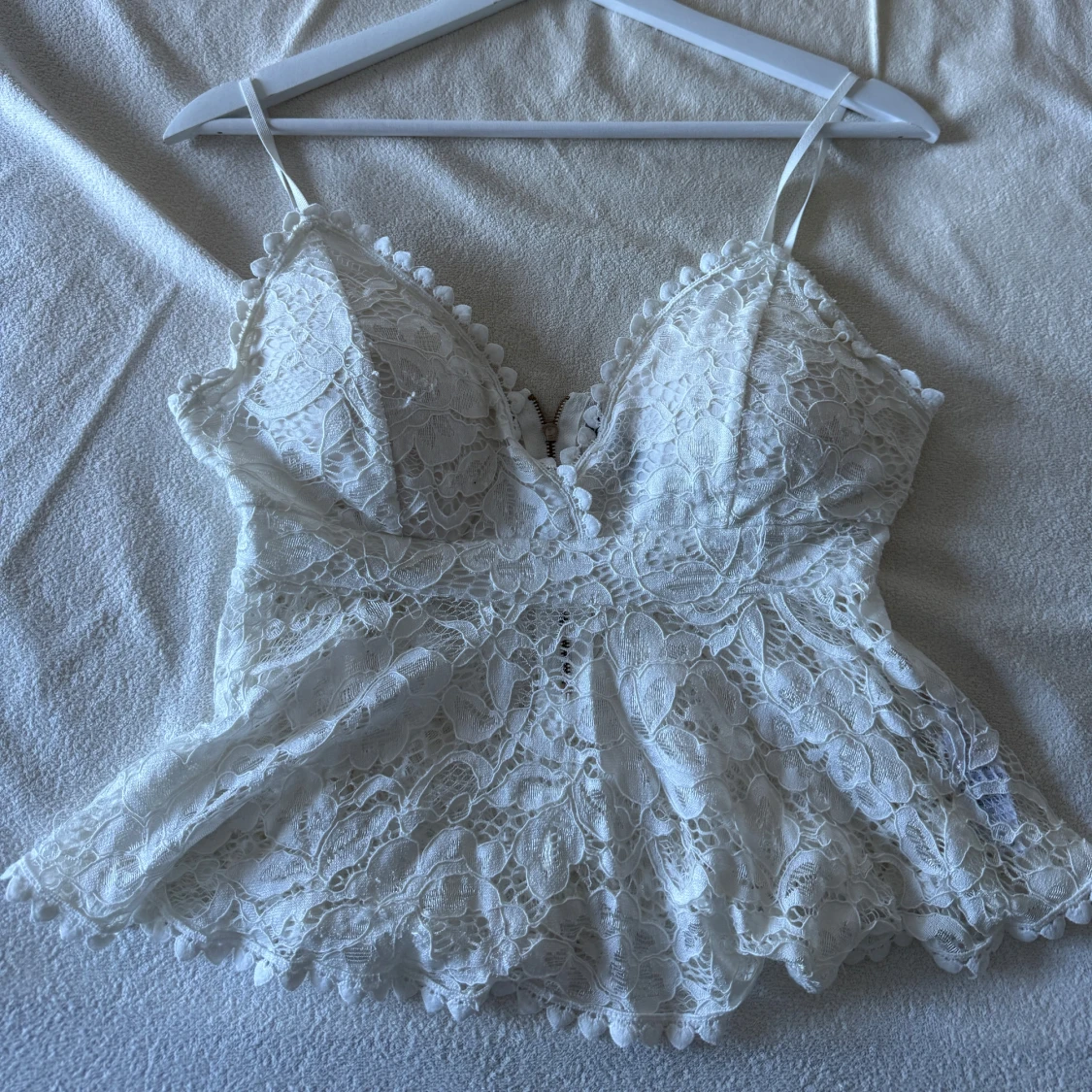 Vit spetsig linnetopp med volang