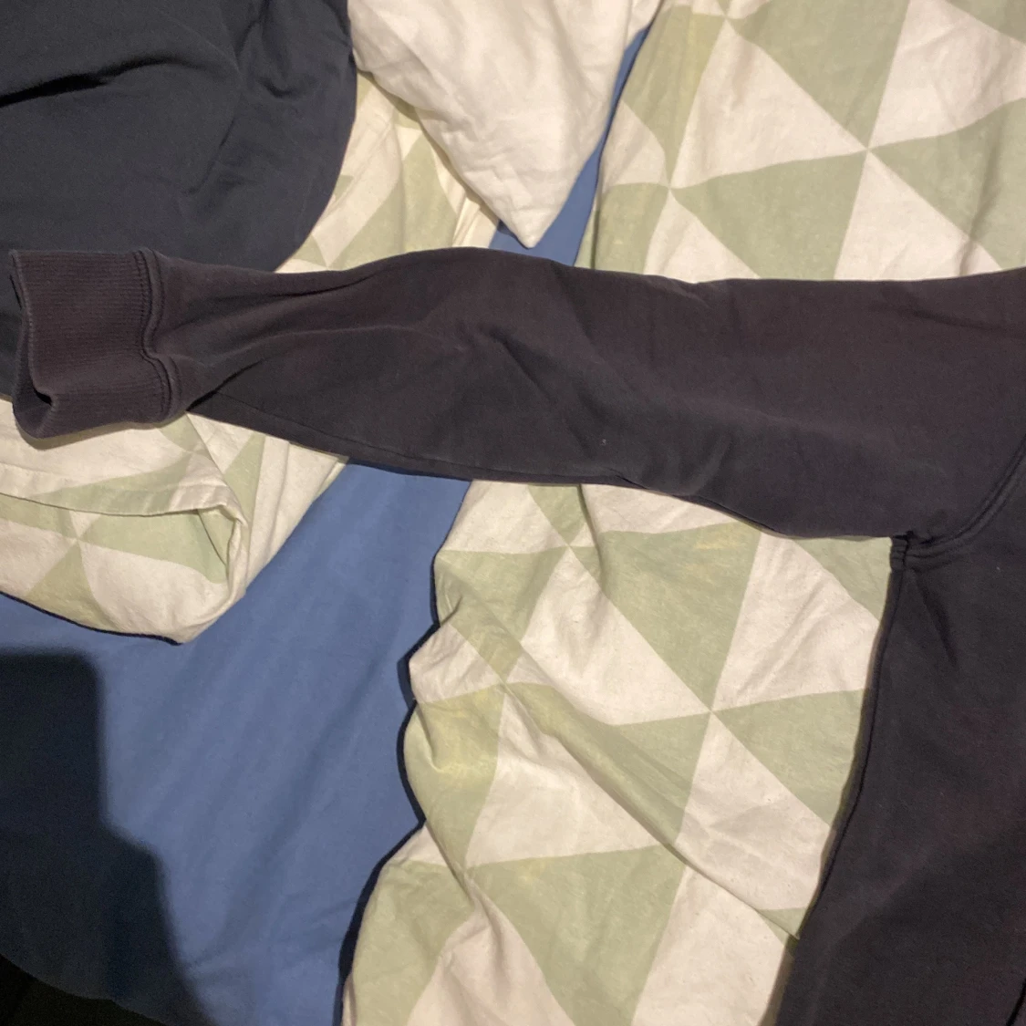 Mörkblå hoodie från GANT - 3