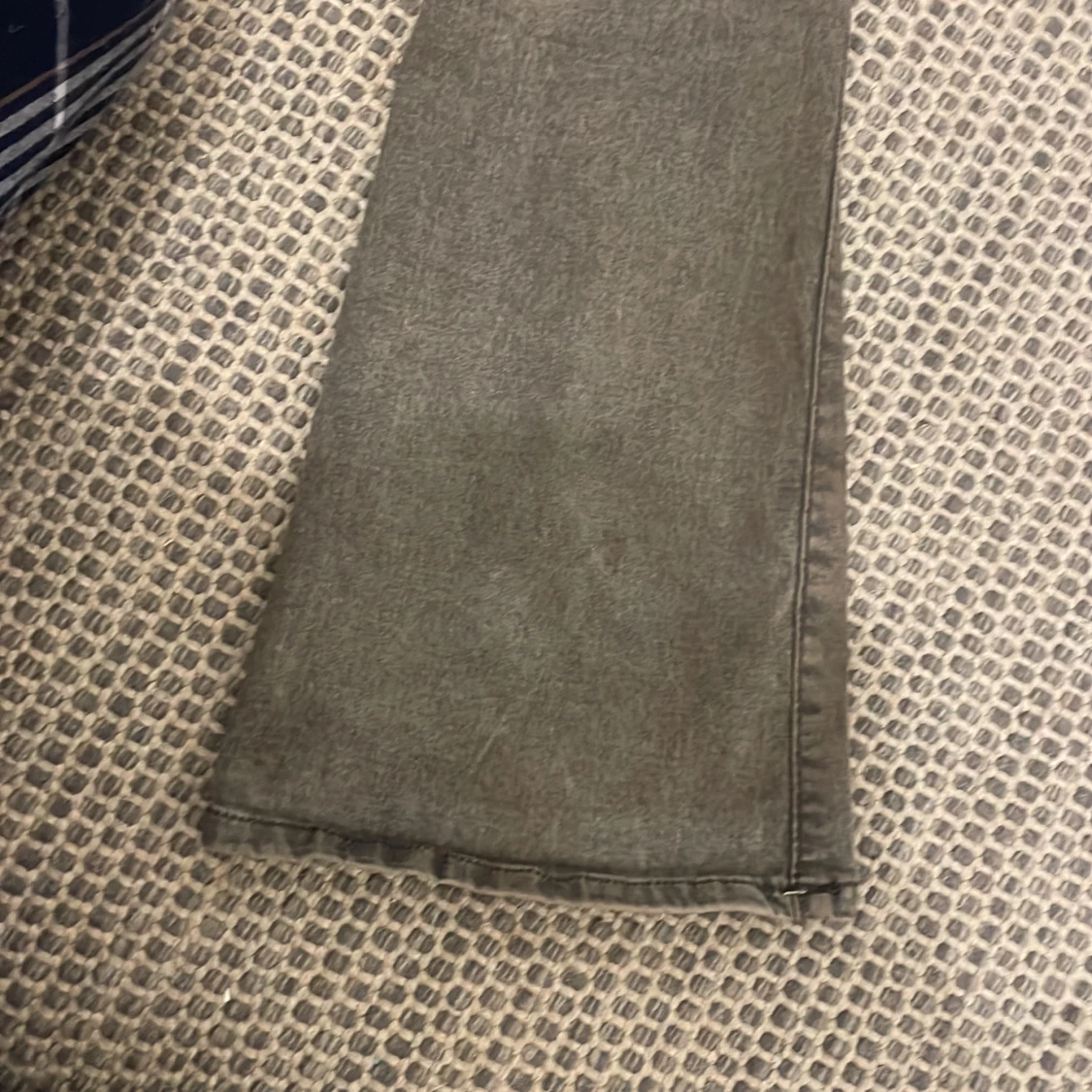 Grå bootcut jeans med svarta detaljer - 4