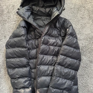 Svart dunjacka Peak Performance - Kollar intresset för en peak jacka! den är använd 1 vinter men är i jättebra skick! Pris kan diskuteras💕💖